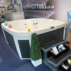 Off-Display (Cadnam) Happy 25 Lounge - 5 Person Plug & Play Hot Tub -Pooly Shop cadnam happy 25