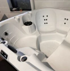 Off-Display (Redditch) Happy 25 Lounge - 5 Person Plug & Play Hot Tub -Pooly Shop redditch happy 2