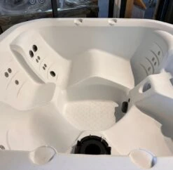 Off-Display (Redditch) Happy 25 Lounge - 5 Person Plug & Play Hot Tub -Pooly Shop redditch happy 5