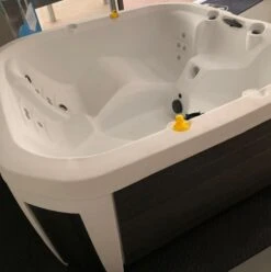 Off-Display (Worthing) Happy 25 Lounge - 5 Person Plug & Play Hot Tub -Pooly Shop worthing happy 2